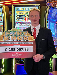 Fort Knox Gewinnerscheck vor den Automaten