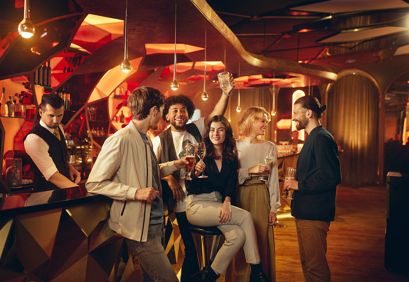 Gäste sitzen mit Getränk an der Casino Bar