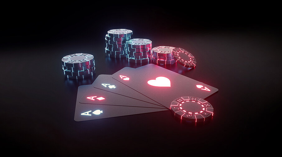 Competition Tuesday Poker-Karten und Jetons mit Leucht-Effekten auf dunklem Hintergrund