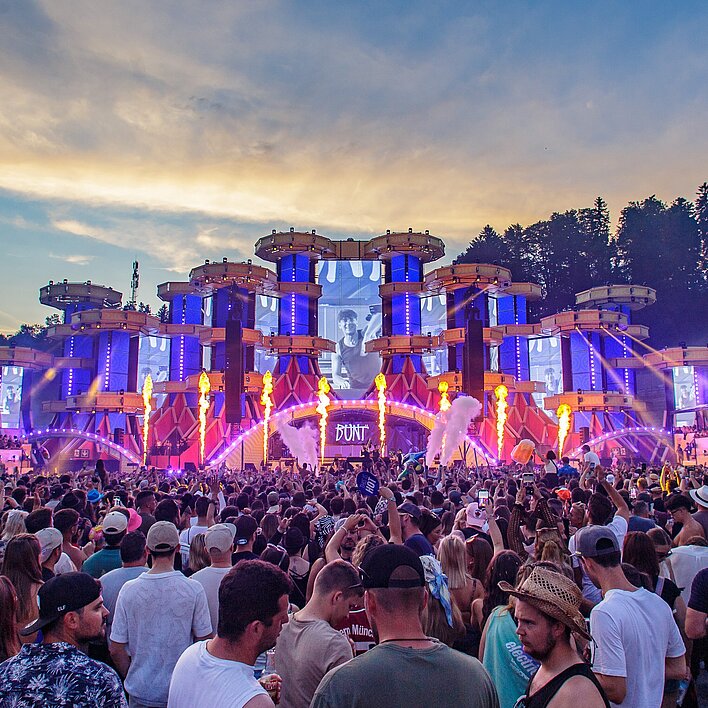 Electric Love Festival Publikum vor Bühnen-Ansicht in Pink und Blau