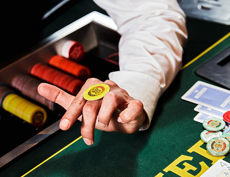 Casinos Austria Poker Table Karten Dealer lässt Jeton über Hand wandern