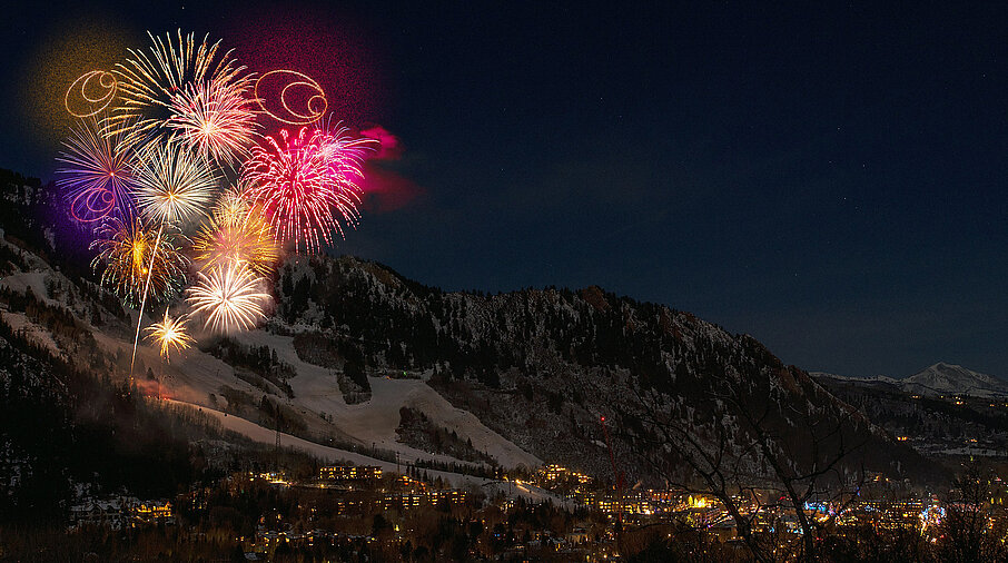 Winterlandschaft bei Nacht mit Feuerwerk