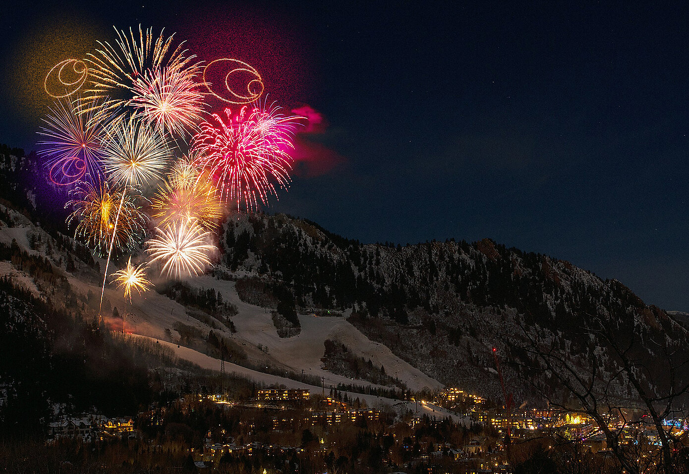 Winterlandschaft bei Nacht mit Feuerwerk