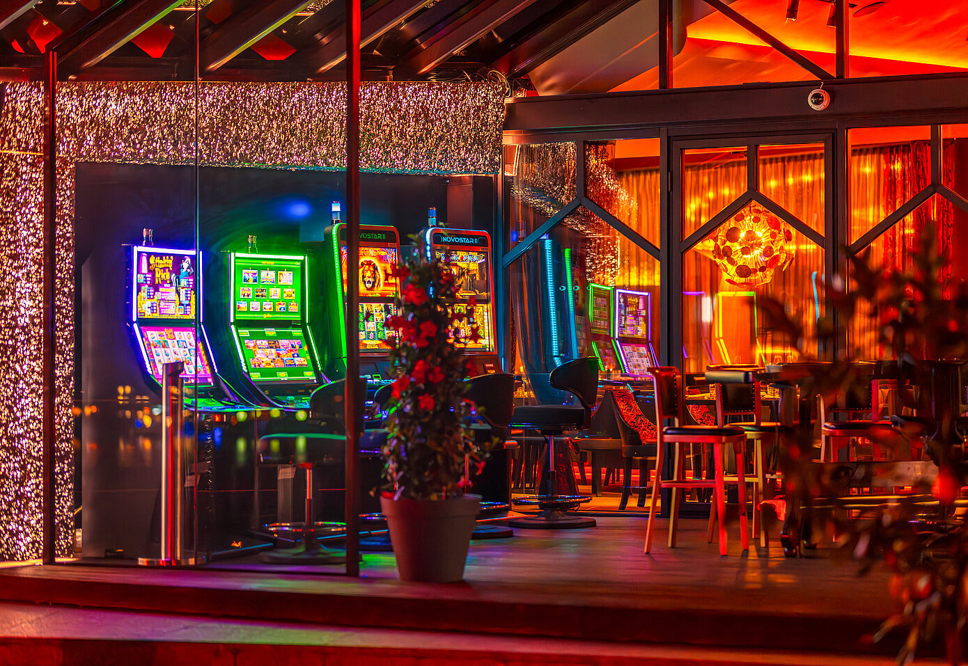 Spielautomaten auf Terrasse bei Nacht