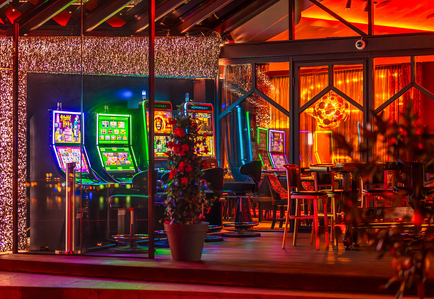 Spielautomaten auf Terrasse bei Nacht