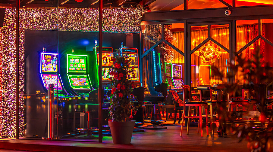 Spielautomaten auf Terrasse bei Nacht