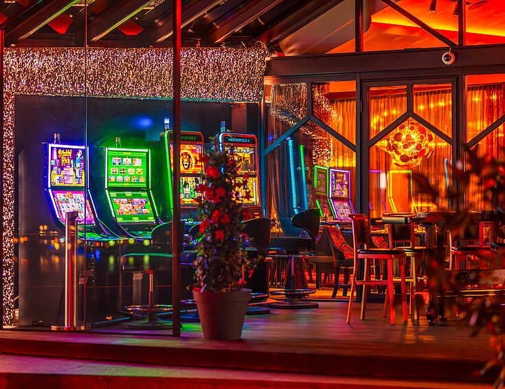 (c) marygoodfoto.com/MariaWarzyniak Spielautomaten auf Terrasse bei Nacht