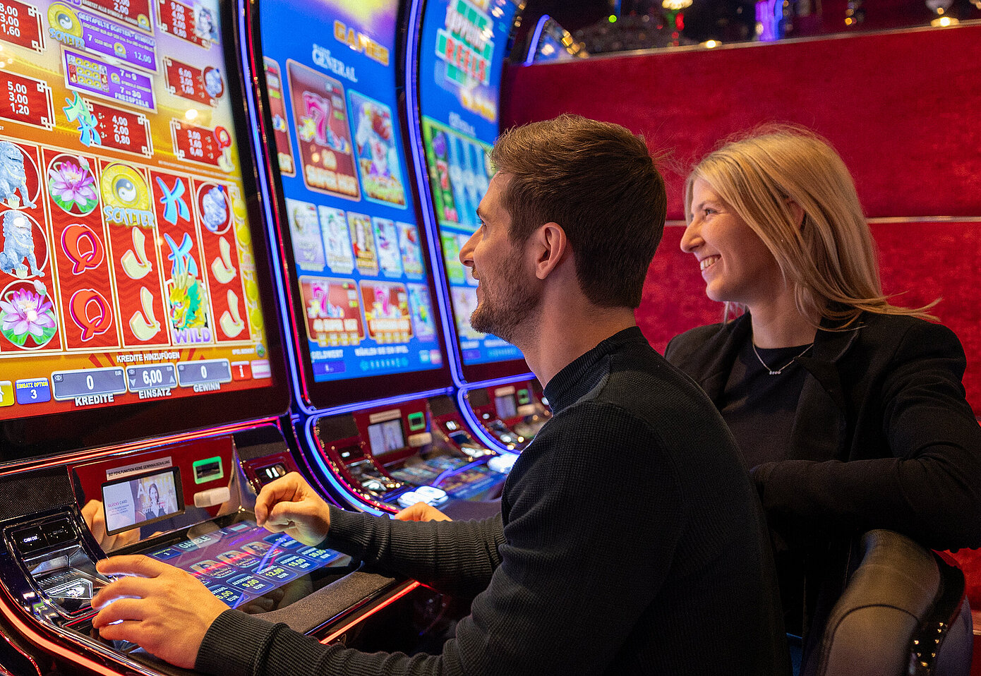 Paar spielt am Spielautomat von EGT
