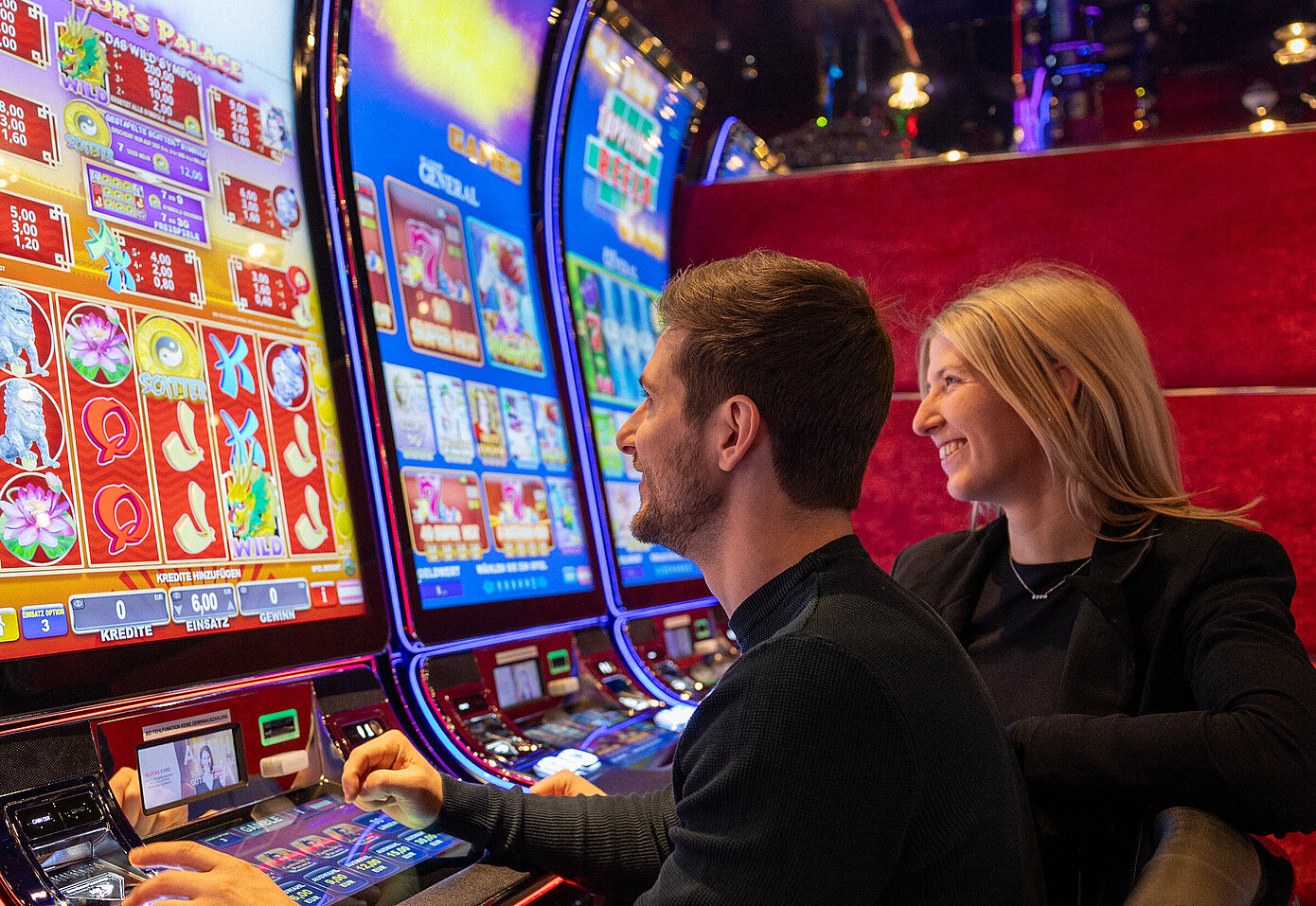 Paar spielt am Spielautomat von EGT