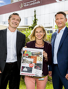 Die Unternehmensgruppe sagt Danke, Landesklinik Landstraße, Vorstandsdirektor Martin Skopek übergibt Eintrittskarten