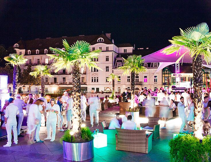 Casinos Austria / Vero Steinberger Summerlounge mit Baden in Weiß mit Gästen