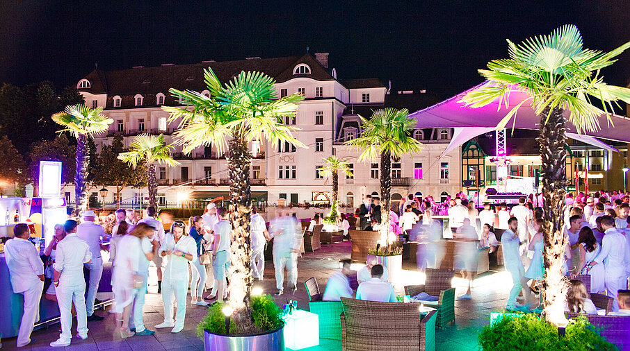 Summerlounge mit Baden in Weiß mit Gästen