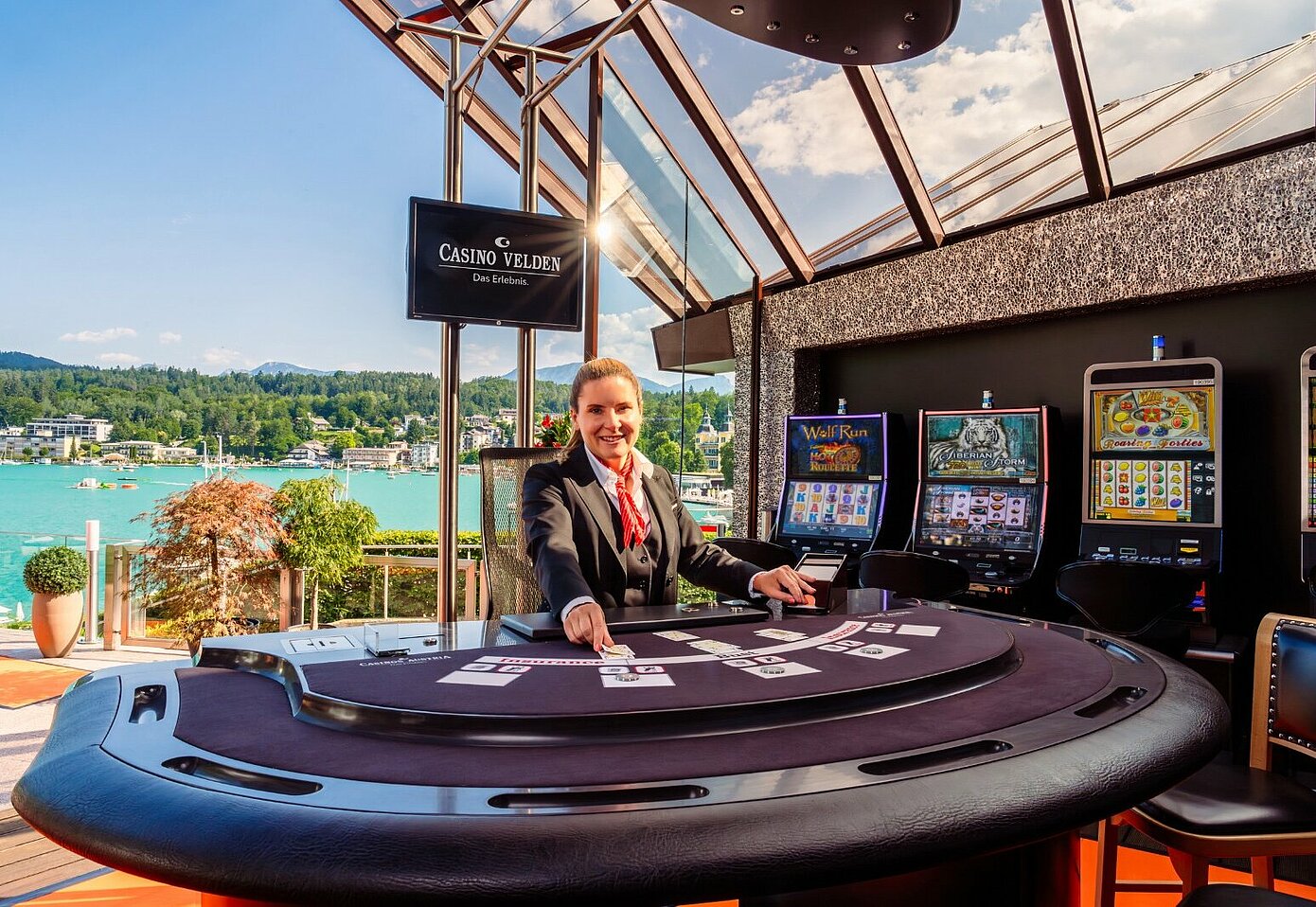 Black Jack Tisch mit weiblichem Croupier auf Terrasse mit Seeblick 
