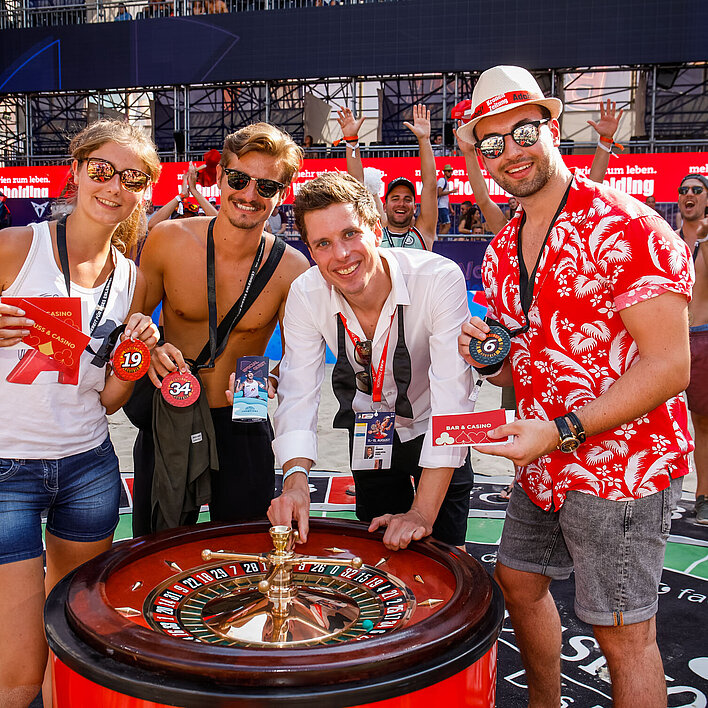 Beach Volleyball EM 2021 Casinos Austria Croupier und Besucher:innen beim Riesen-Roulette