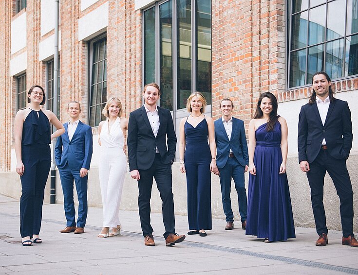 Ensemble von Vocalodie vor einem Gebäude