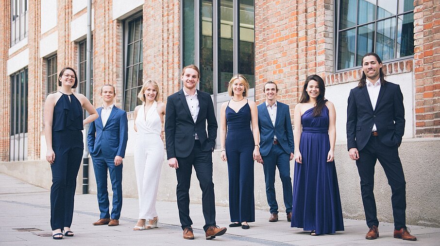 Ensemble von Vocalodie vor einem Gebäude