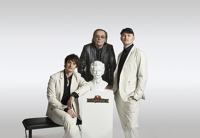 Musiker-Duo Camo & Krooked mit Chrisitan Kolonovits hinter Johann Strauss Büste