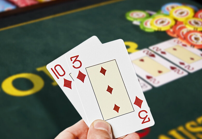 Freitag, der 13. - Poker Challenge: Poker-Karten Karo 10 und Karo 3 Poker-Tisch, Jetonsh