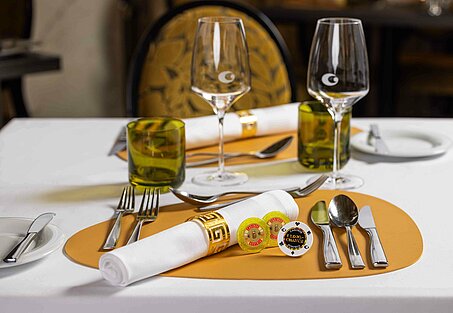 Gedeckter Tisch für Dinner und Casino im Casino Restaurant mit 10 Euro Begrüßungsjetons und Gewinnchance Jeton