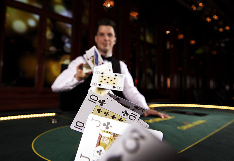 Croupier mit Pokerkarten