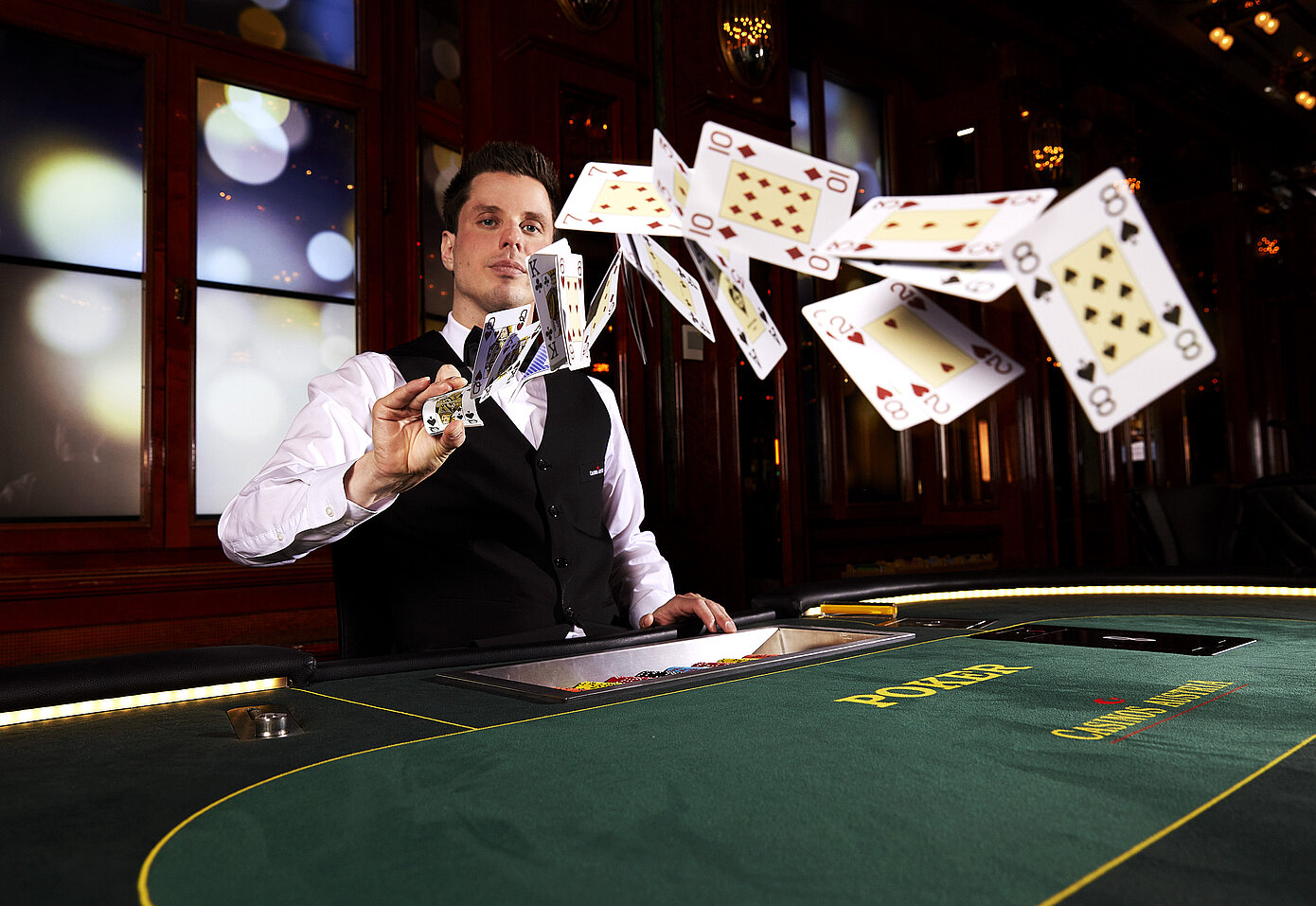 Croupier Pokerkaten Wurf 