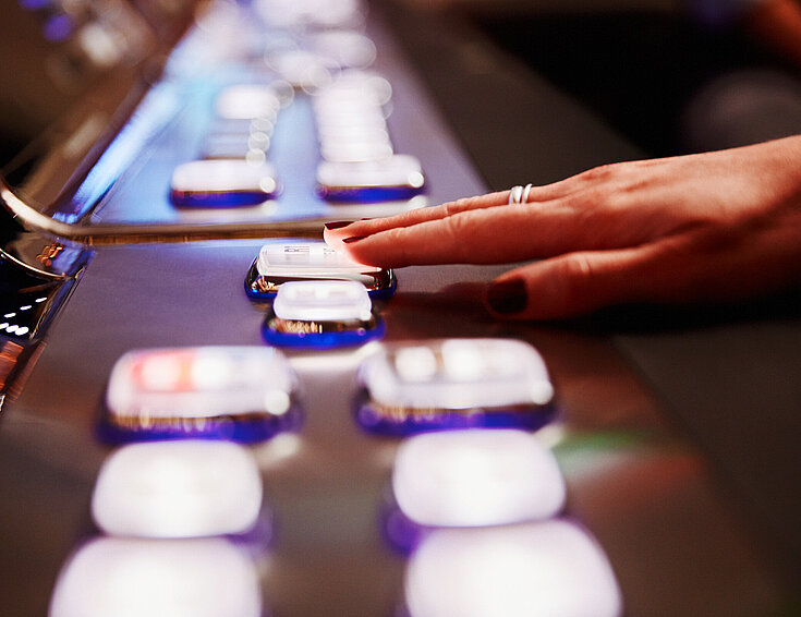 Casinos Austria Automaten Model Hand auf Taste