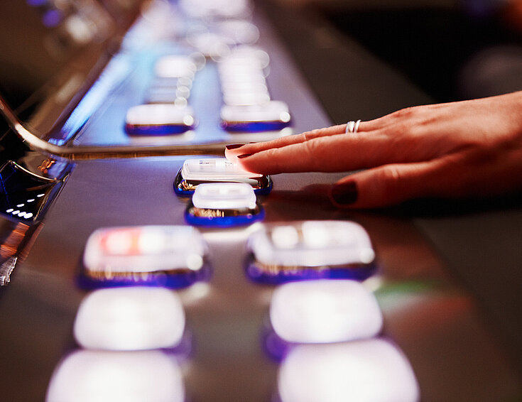 Casinos Austria Automaten Model Hand auf Taste