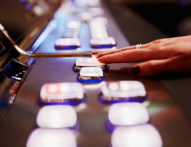 Casinos Austria Automaten Model Hand auf Taste