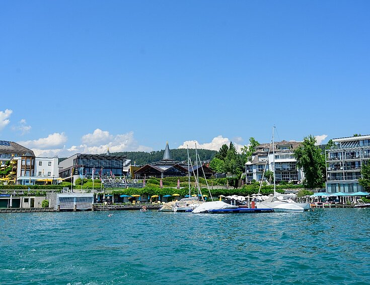 Blick auf das Casino Velden vom See aus