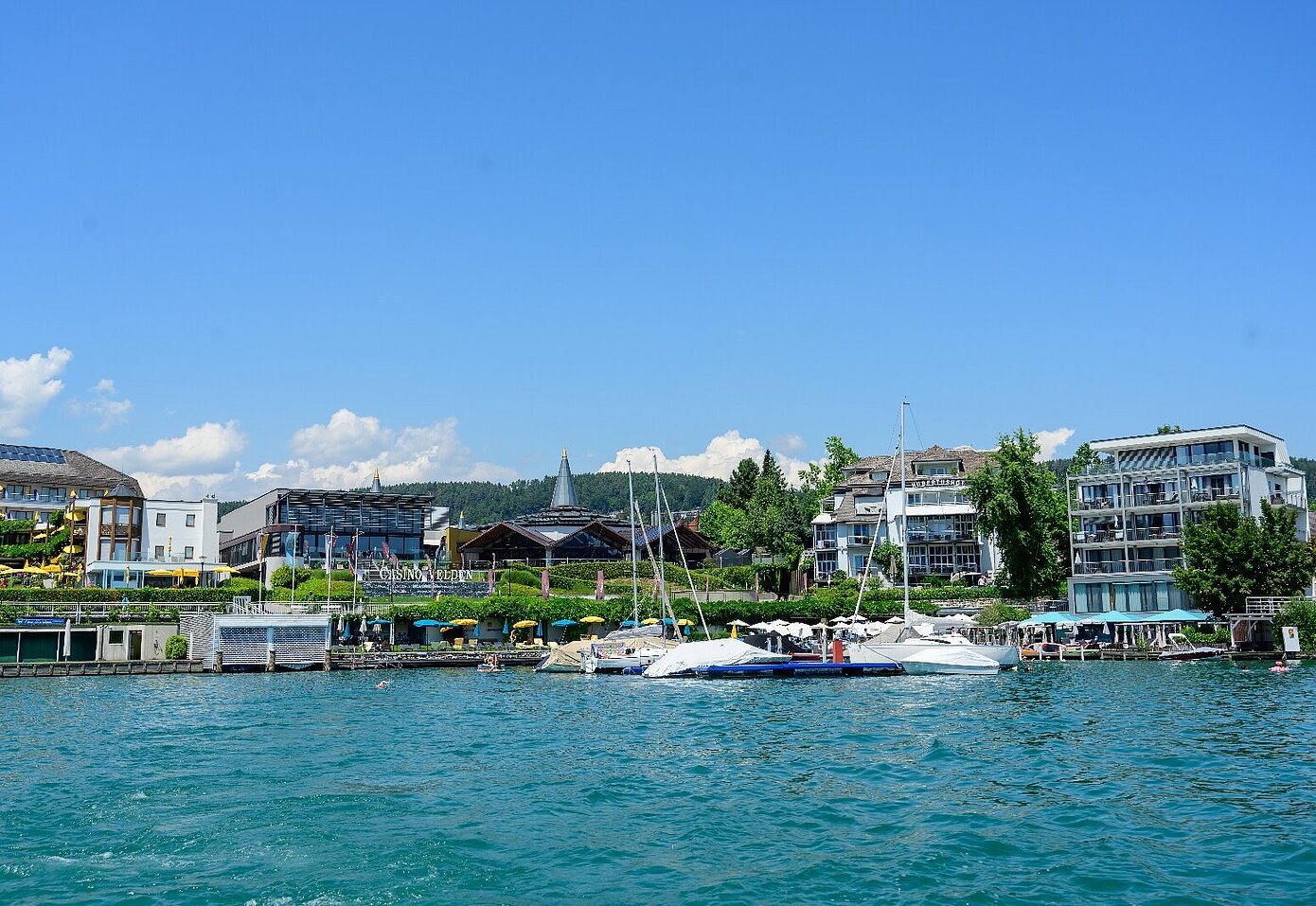 Blick auf das Casino Velden vom See aus