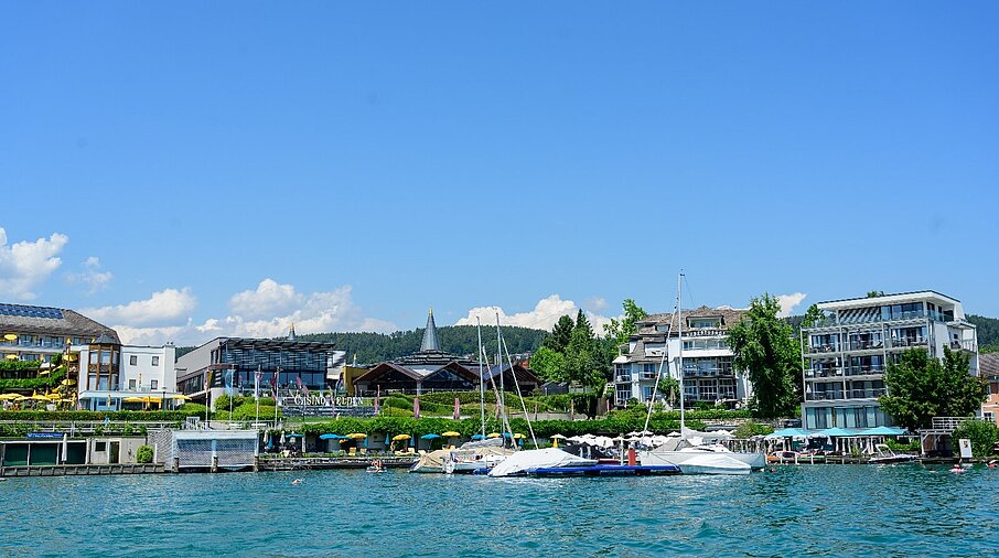 Blick auf das Casino Velden vom See aus