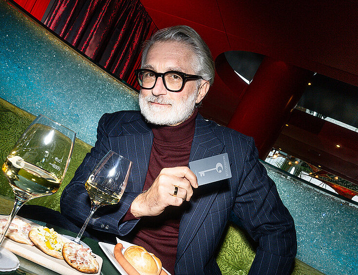 Mann mit PLATINUM Member Card Snacks