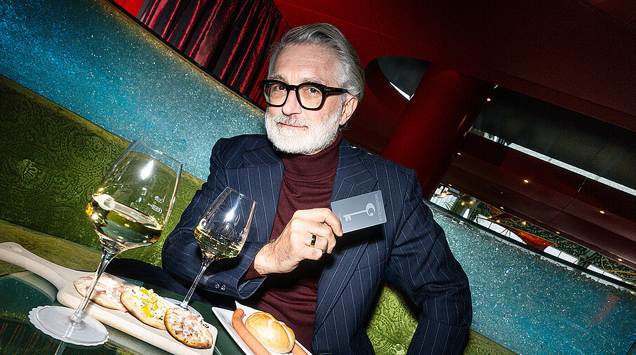 Mann mit PLATINUM Member Card Snacks