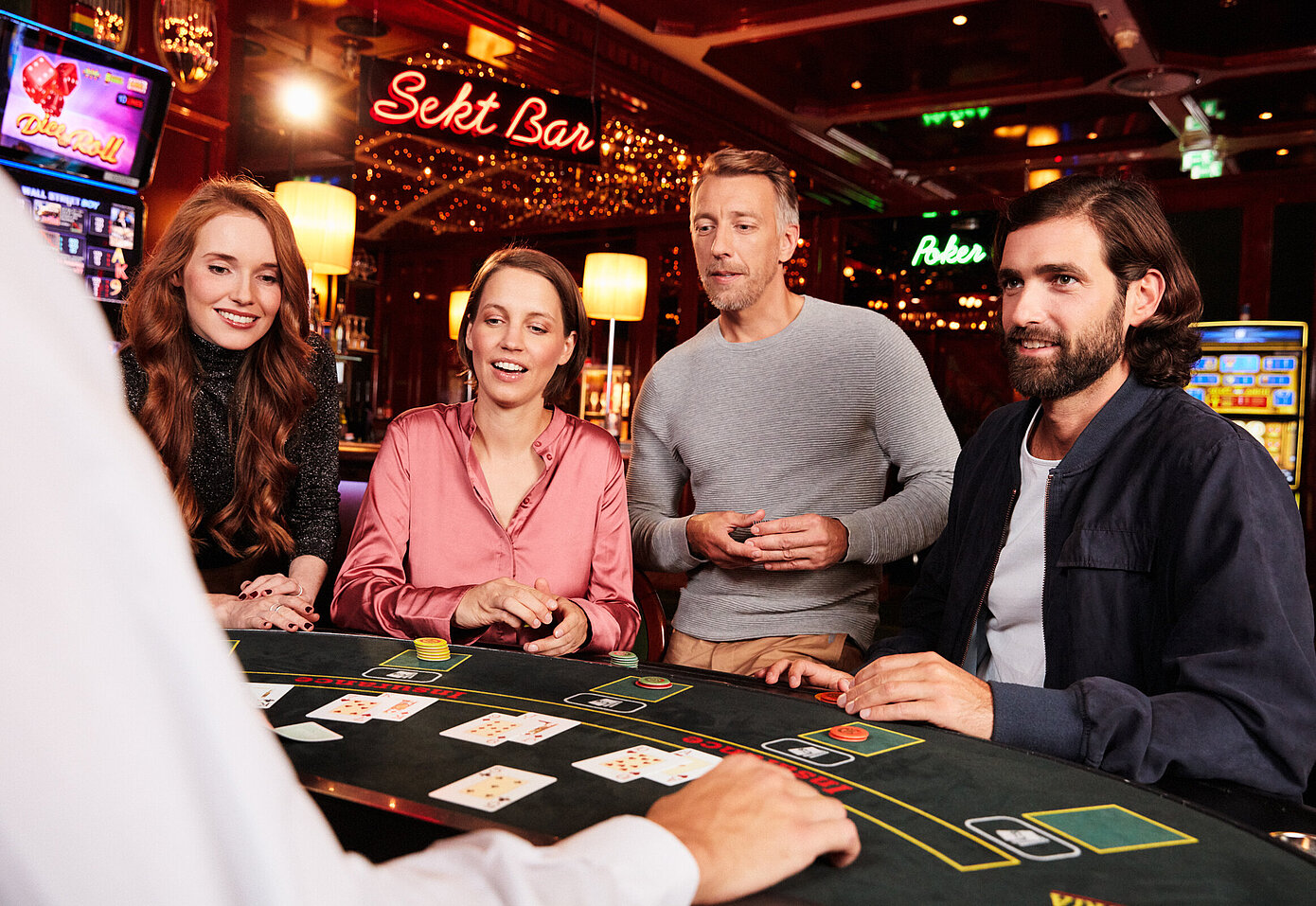 Gruppe beim Black Jack Spiel mit Freude im Casino