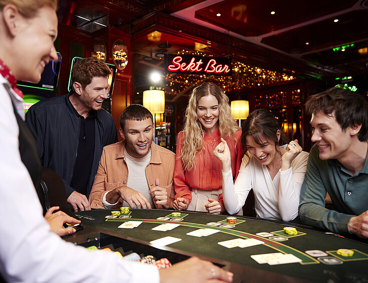 Gruppe von Menschen spielt Black Jack