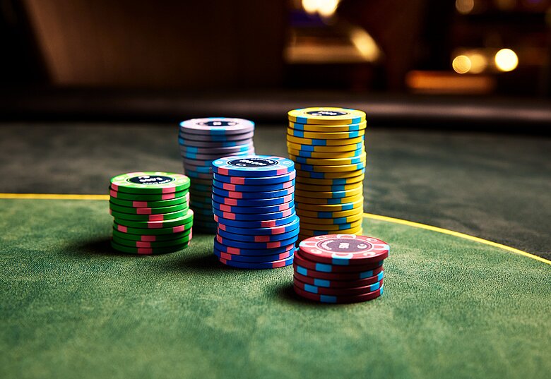 Pokertisch mit Turnierjetons