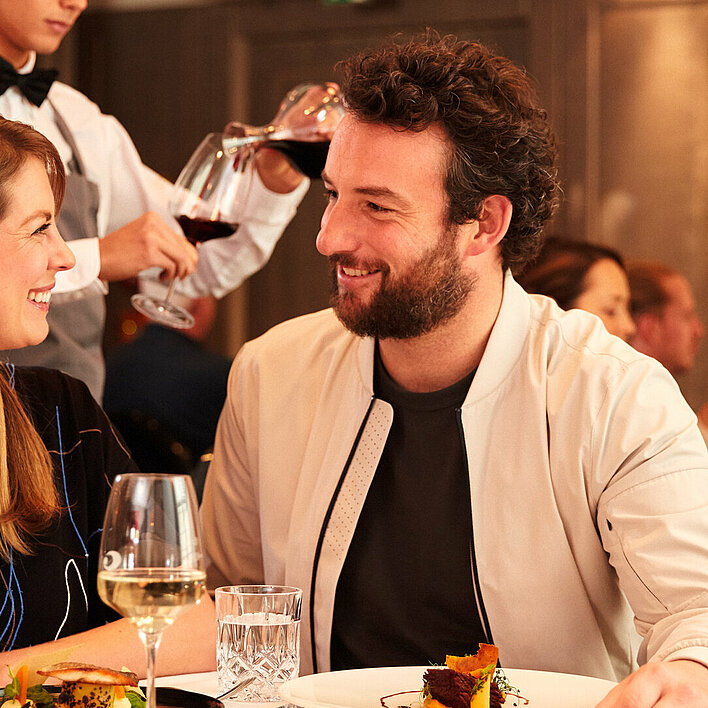 Kellner bedient Paar im Casino Restaurant