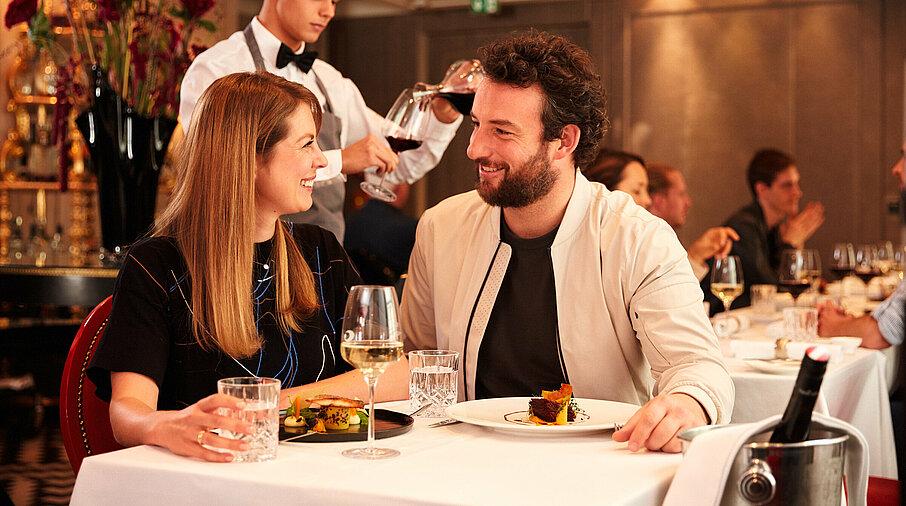 Paar genießt einen romantischen Abend im Casino Restaurant