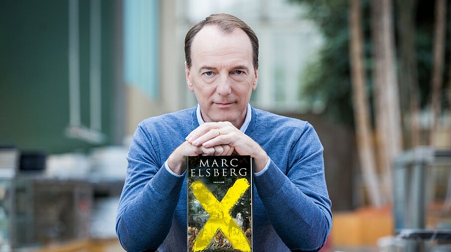 Marc Elsberg mit seinem Buch