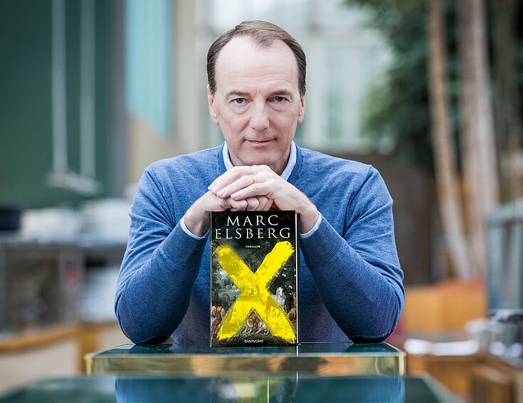 Marc Elsberg mit seinem Buch