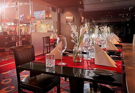 Gedeckte Tische in der Casino Lounge im Casino Innsbruck 