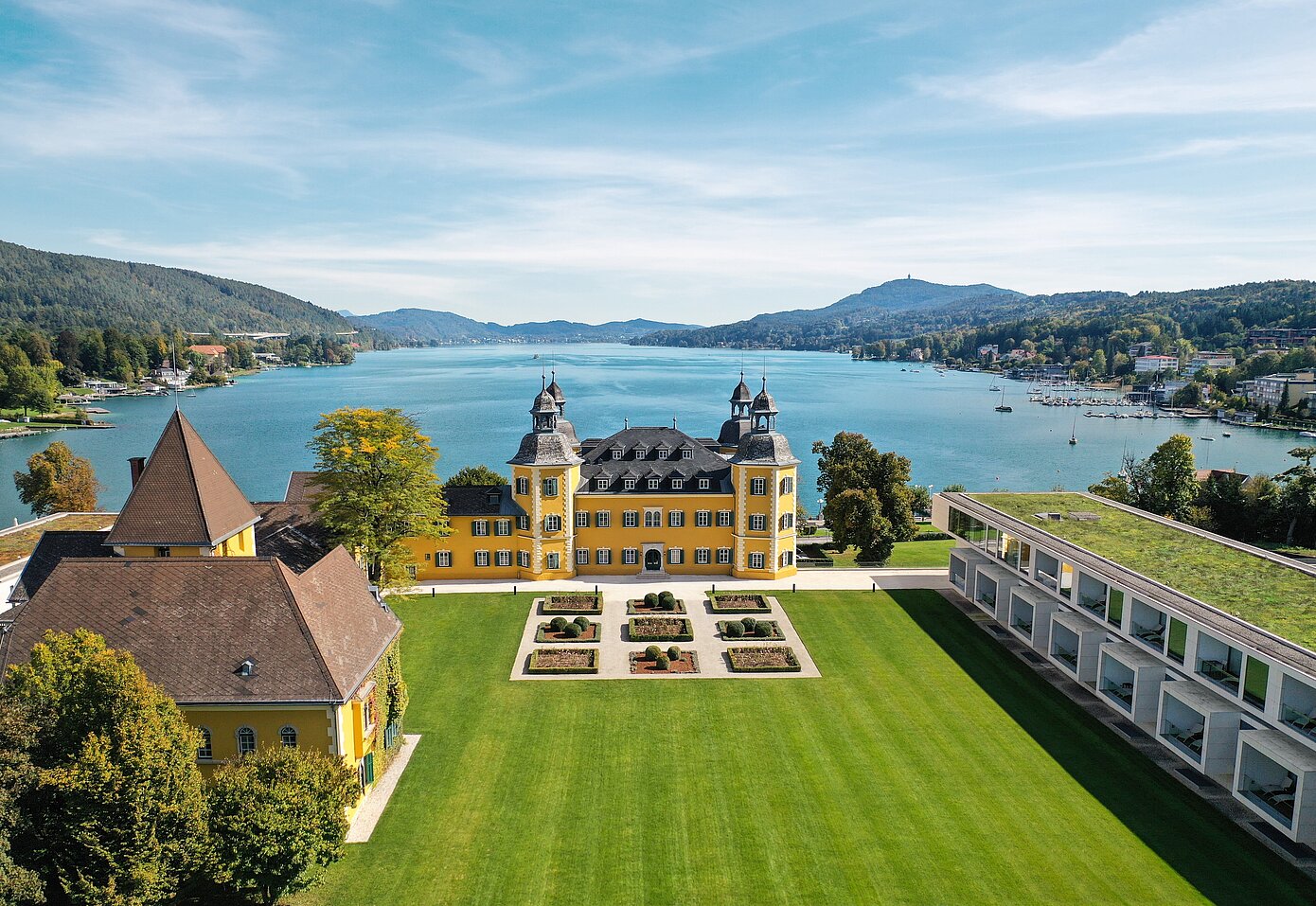 Falkensteiner Schlosshotel Velden Außenansicht bei Tag