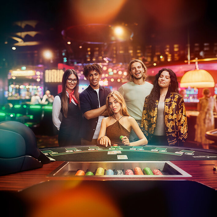 Gruppe und Croupière am Black Jack Tisch