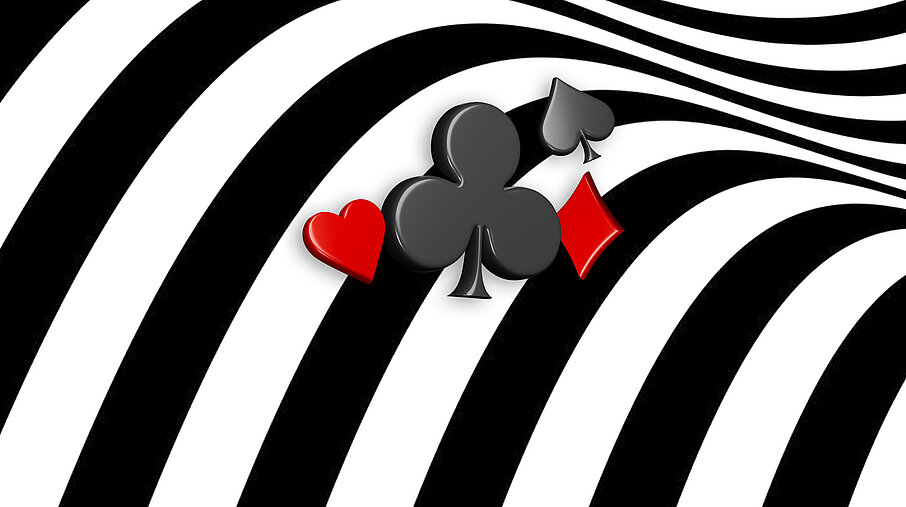 Lucky Week Four: 4 Spielkarten-Symbole auf rot-schwarz-gewellt-gestreiftem Hintergrund von links nach rechts Herz, Kreuz, Karo, Pik