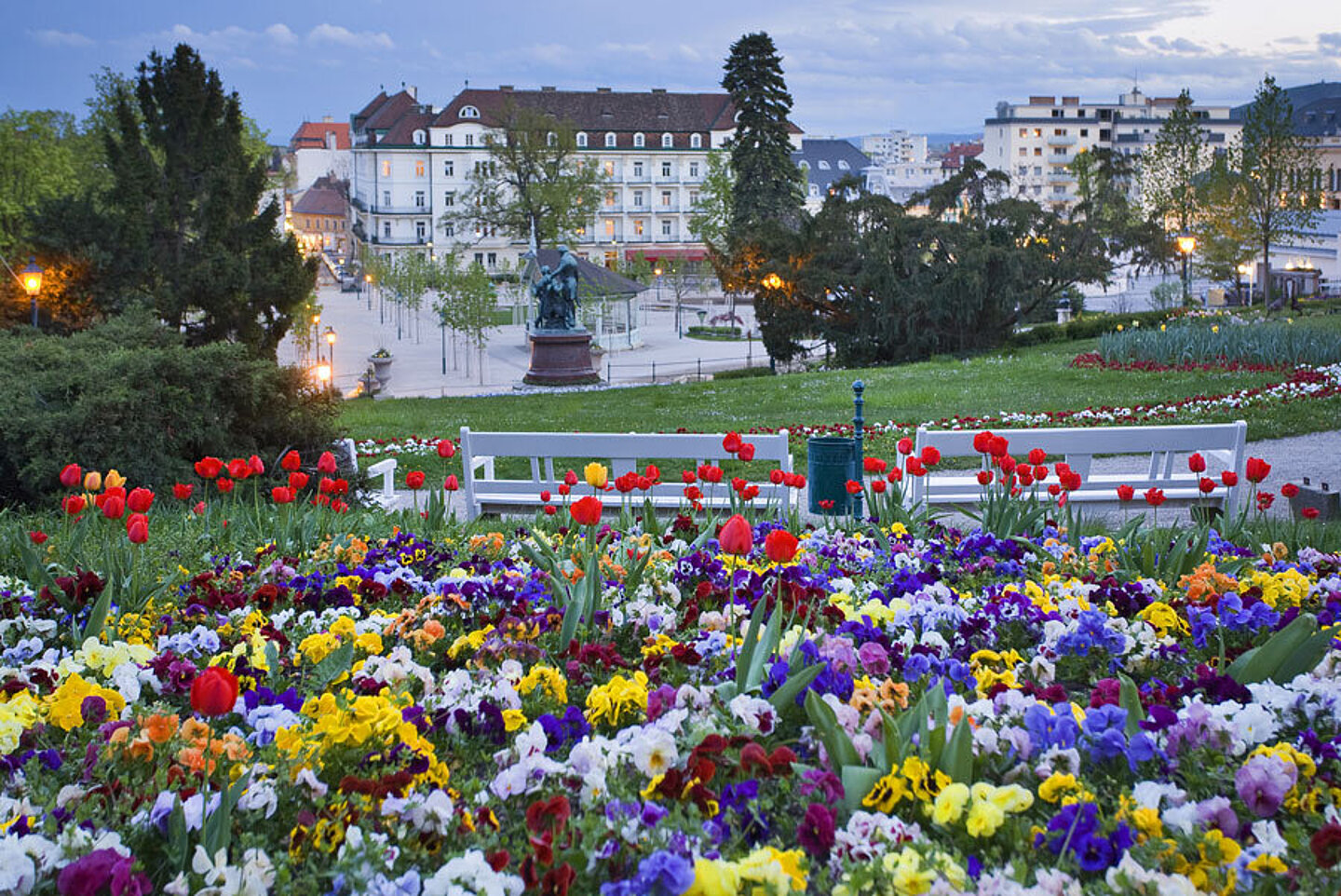 Hotel Herzoghof in Baden Außenansicht im Sommer