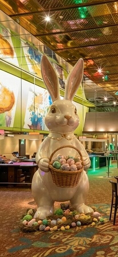 Oster Sales Aktion: Osterhase im österlich dekorierten Casino