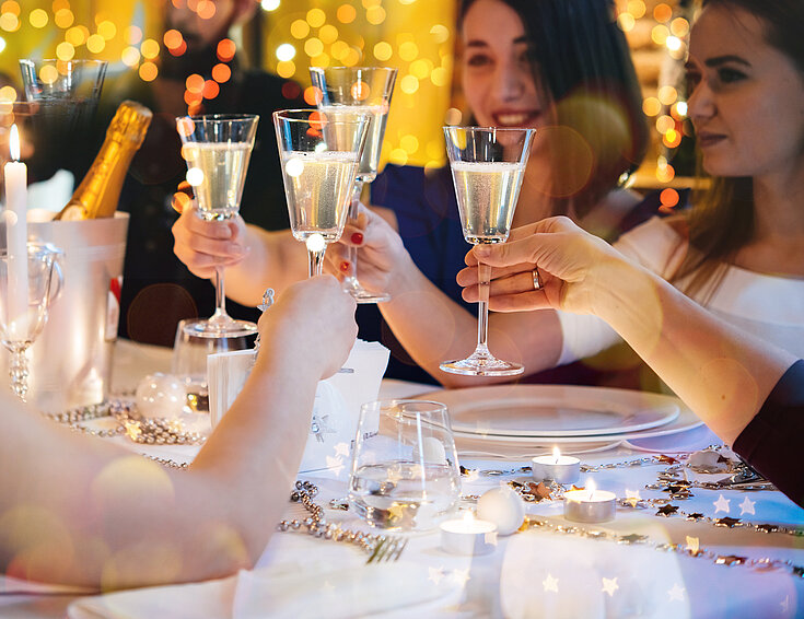Casinos Austria Freunde beim Feiern stoßen mit Champagner-Gläsern an