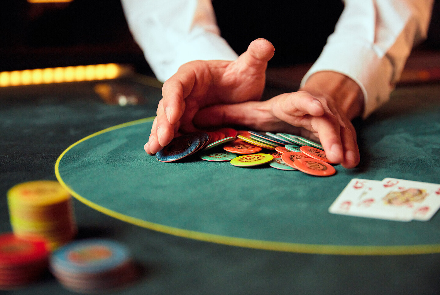 Poker Close-up Dealer schiebt Jetons Pot Gewinn Cashgame