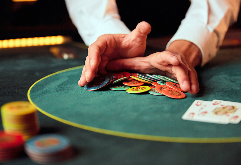Poker Close-up Dealer schiebt Jetons Pot Gewinn Cashgame