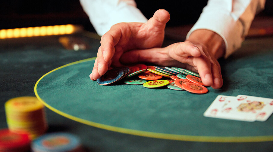 Poker Close-up Dealer schiebt Jetons Pot Gewinn Cashgame